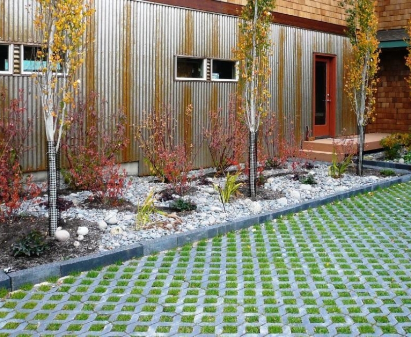 Permeable-pavers-concrete-in-the-landscape
